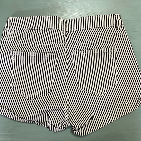 US size 2 black and white striped H&M jean shorts - Picture 2 of 2